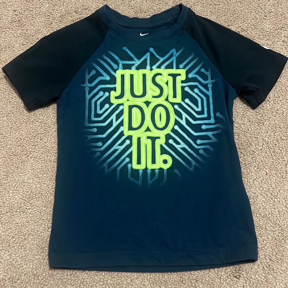 THE Nike Tee Just Do It Boys 6/med